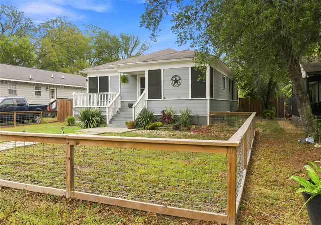 Photo 2 of Single family home for sale at 505 Lee St, Smithville, TX 78957 | MLS# 2656161 | Listing updated on 2026-09-24
