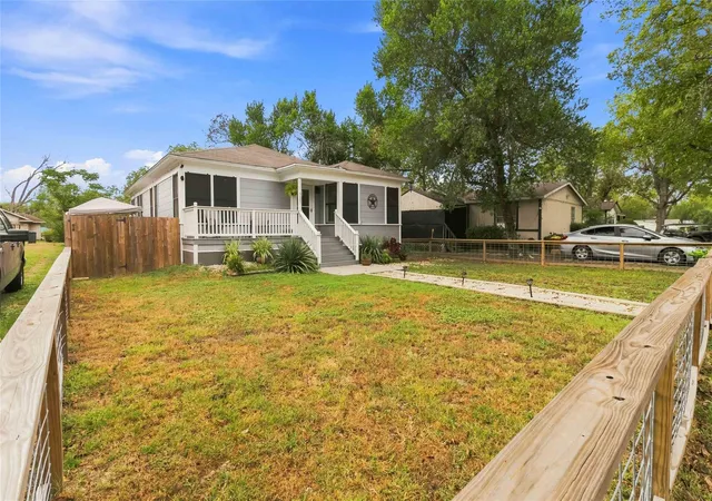 Photo 3 of Single family home for sale at 505 Lee St, Smithville, TX 78957 | MLS# 2656161 | Listing updated on 2026-09-24