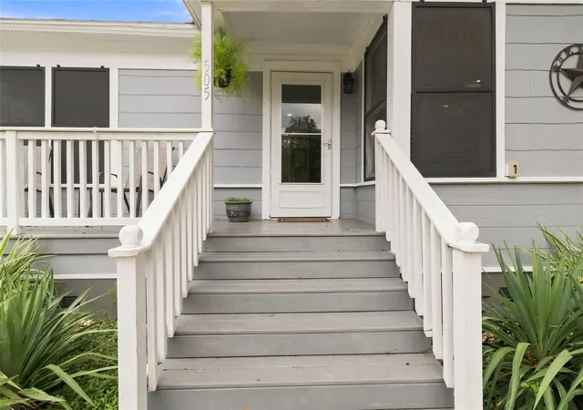 Photo 3 of Single family home for sale at 505 Lee St, Smithville, TX 78957 | MLS# 2656161 | Listing updated on 2026-09-24