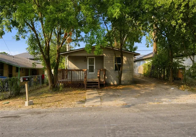 Photo 2 of Single family home for sale at 403 Blackson Ave, Austin, TX 78752 | MLS# 9927878 | Listing updated on 2026-09-01