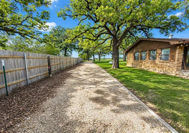 Photo 4 of Single family home for sale at 1076 Fm 2095, Cameron, TX 76520 | MLS# 4193651 | Listing updated on 2026-08-31
