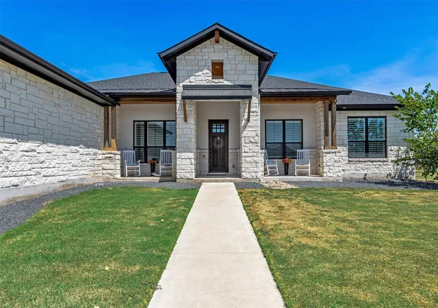 Photo 3 of Single family home for sale at 304 Buffalo Trl, Liberty Hill, TX 78642 | MLS# 1803965 | Listing updated on 2026-08-29