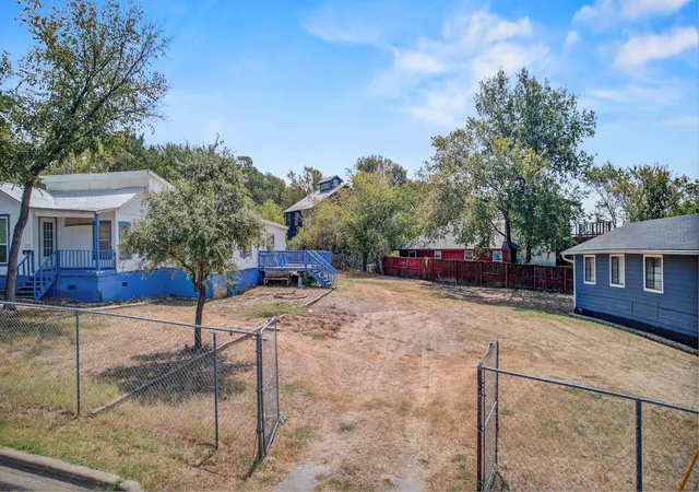 Photo 2 of Single family home for sale at 1117 Mansell Ave, Austin, TX 78721 | MLS# 5574702 | Listing updated on 2026-09-01