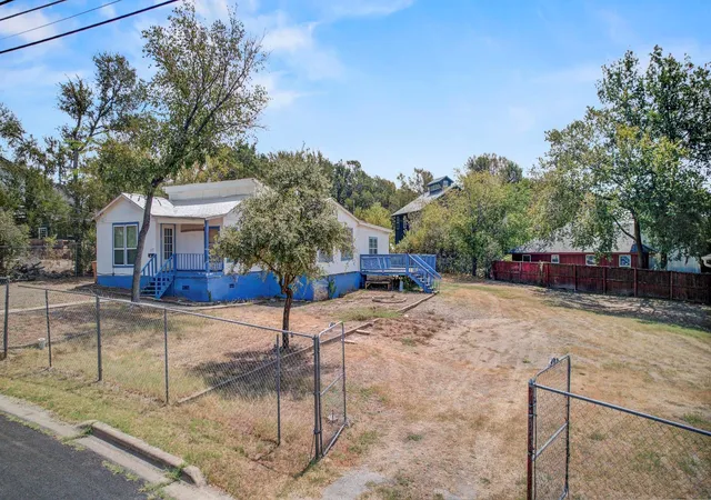 Photo 2 of Single family home for sale at 1117 Mansell Ave, Austin, TX 78721 | MLS# 5574702 | Listing updated on 2026-09-01
