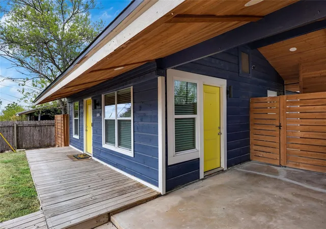 Photo 3 of Single family home for sale at 1122 Mason Ave, Austin, TX 78721 | MLS# 4721740 | Listing updated on 2026-10-07