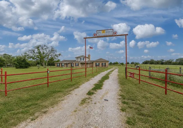Photo 4 of Single family home for sale at 1710 Harwood Rd, Luling, TX 78648 | MLS# 8270795 | Listing updated on 2026-08-30