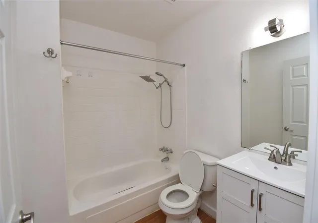 Listing Photo 4 - Condo for sale in building located at 300 E Croslin St, Austin, TX 78752 - Unit #114
