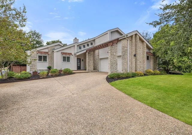 Single family home for sale at 6101 Gun Bow Ct, Austin, TX 78746 | MLS# 5541504