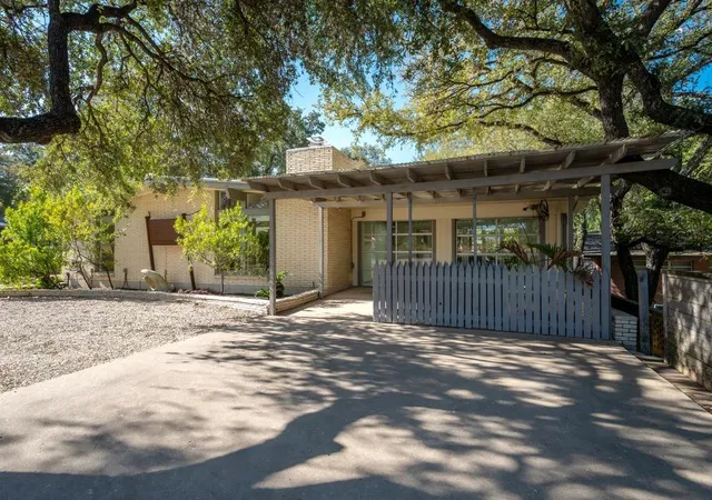 Photo 2 of Single family home for sale at 833 E 38th Street, Austin, TX 78705 | MLS# 3142081 | Listing updated on 2026-10-06