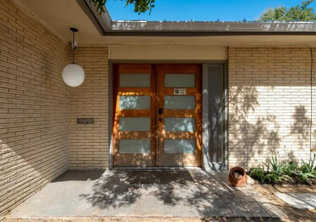 Photo 3 of Single family home for sale at 833 E 38th Street, Austin, TX 78705 | MLS# 3142081 | Listing updated on 2026-10-06