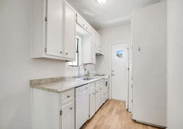 Listing Photo 3 - Condo for sale in building located at 4401 Speedway, Austin, TX 78751 - Unit #207
