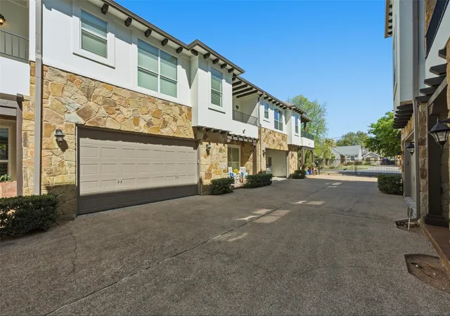 Photo 4 of Condo for sale at 1621 Enfield Rd #E, Austin, TX 78703 | MLS# 8727308 | Listing updated on 2026-10-07