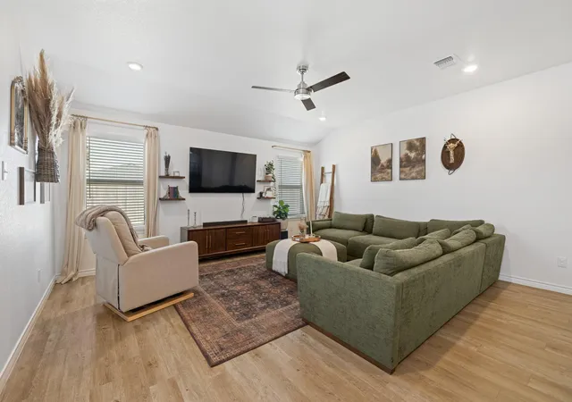 Photo 4 of Single family home for sale at 129 Maybelline Rd, Jarrell, TX 76537 | MLS# 6027091 | Listing updated on 2026-09-02