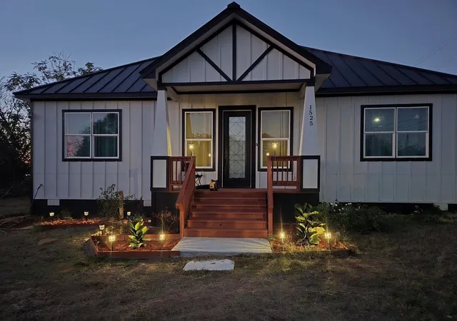 Photo 1 of Single family home for sale at 1525 Waco St, Gonzales, TX 78629 | MLS# 6993881 | Listing updated on 2026-09-02
