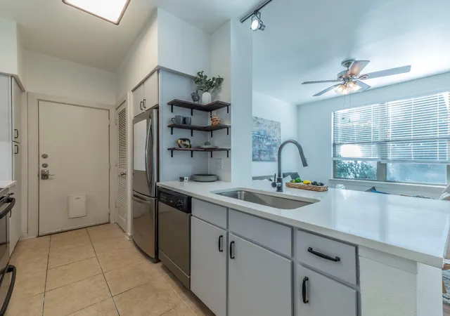 Listing Photo 4 - Condo for sale in building located at 1201 Grv Blvd, Austin, TX 78741 - Unit #702