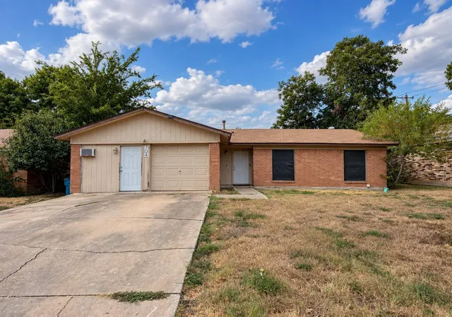 Photo 1 of Single family home for sale at 704 Drake Ln, Taylor, TX 76574 | MLS# 4153345 | Listing updated on 2026-09-29