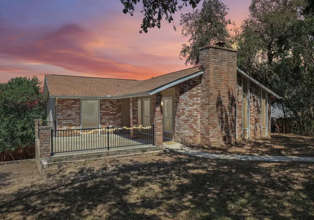Photo 1 of Single family home for sale at 808 Dale Dr, San Marcos, TX 78666 | MLS# 8452066 | Listing updated on 2026-10-23
