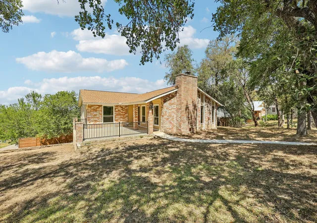 Photo 2 of Single family home for sale at 808 Dale Dr, San Marcos, TX 78666 | MLS# 8452066 | Listing updated on 2026-10-23