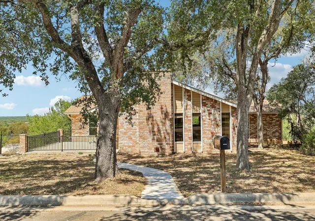 Photo 3 of Single family home for sale at 808 Dale Dr, San Marcos, TX 78666 | MLS# 8452066 | Listing updated on 2026-10-23