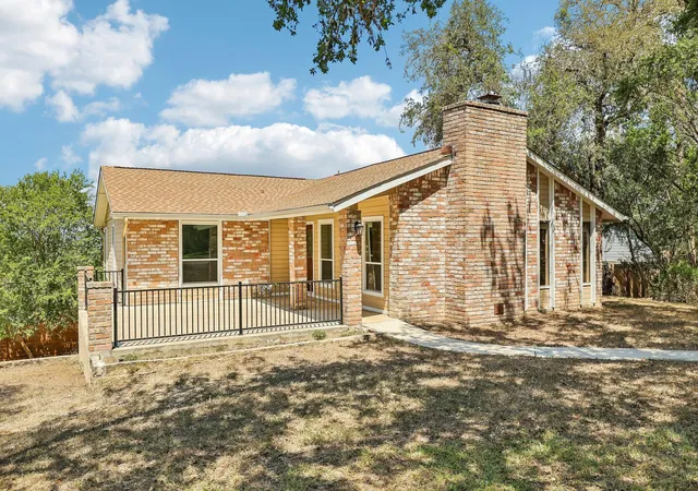 Photo 3 of Single family home for sale at 808 Dale Dr, San Marcos, TX 78666 | MLS# 8452066 | Listing updated on 2026-10-23