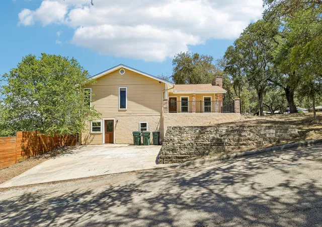 Photo 4 of Single family home for sale at 808 Dale Dr, San Marcos, TX 78666 | MLS# 8452066 | Listing updated on 2026-10-23