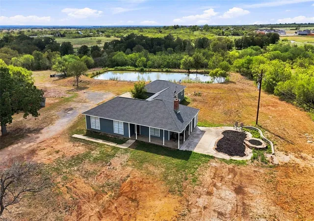 Photo 1 of Single family home for sale at 1871 Bridle Path Rd, Luling, TX 78648 | MLS# 5000089 | Listing updated on 2026-10-06