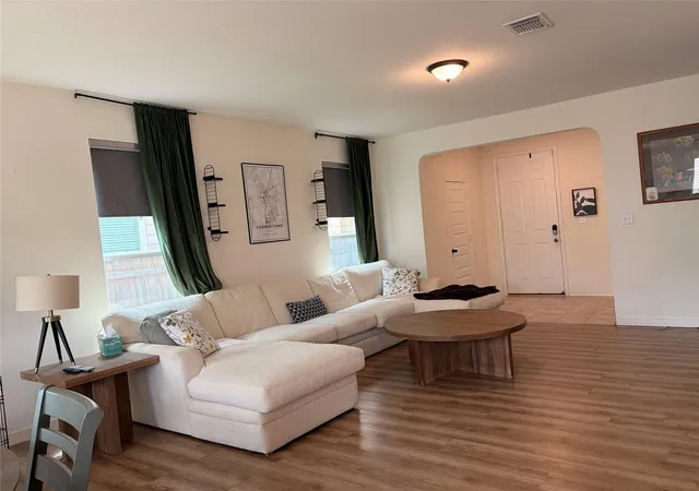 Listing Photo 4 - Condo for sale in building located at 1007 Brambles Dr, Georgetown, TX 78626