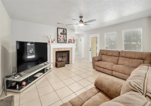 Listing Photo 5 - Condo for sale in building located at 9906 Parliament House Rd, Austin, TX 78729