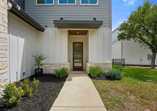 Photo 3 of Single family home for sale at 2201 Belaire Dr, Granite Shoals, TX 78654 | MLS# 4906252 | Listing updated on 2026-10-01