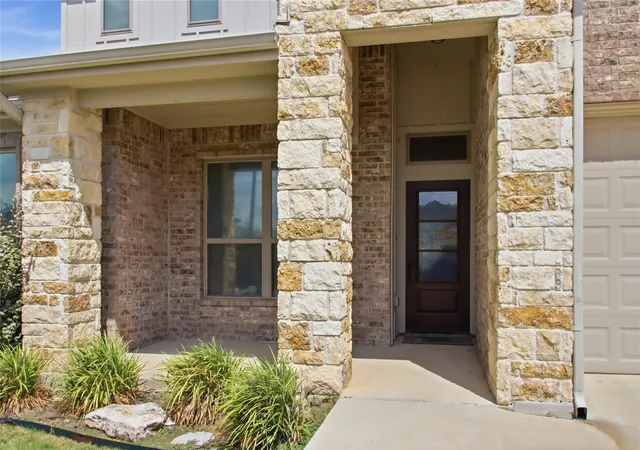 Photo 3 of Single family home for sale at 521 Seabiscuit Dr, Jarrell, TX 76537 | MLS# 2900106 | Listing updated on 2026-10-09