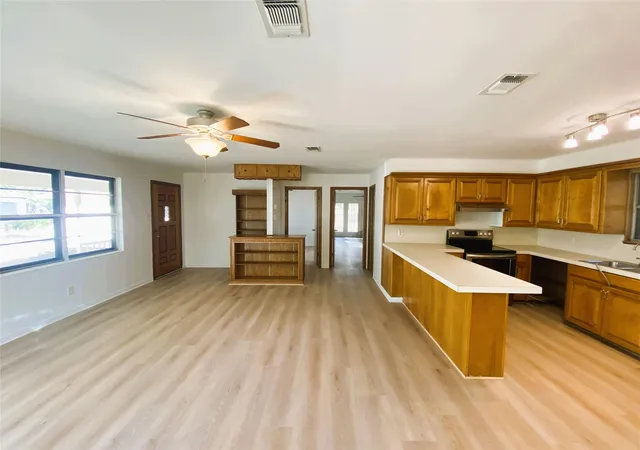 Photo 3 of Single family home for sale at 810 Woodland Hills Dr, Granite Shoals, TX 78654 | MLS# 2035418 | Listing updated on 2026-09-18