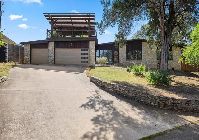 Photo 3 of Single family home for sale at 119 Vicinity Trl, Spicewood, TX 78669 | MLS# 9715152 | Listing updated on 2026-09-07