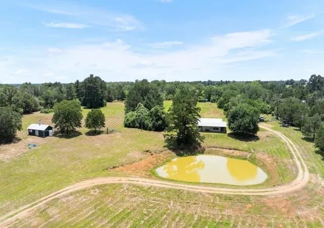 Photo 2 of Single family home for sale at 146 Split Oak Rd, Smithville, TX 78957 | MLS# 5250289 | Listing updated on 2026-09-06
