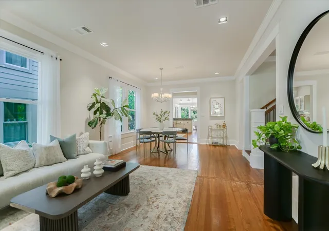 Photo 2 of Single family home for sale at 617 Oakland Ave, Austin, TX 78703 | MLS# 8554964 | Listing updated on 2026-10-08