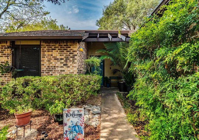 Photo 4 of Sale Pending at 3101 Evanston Ln, Austin, TX 78745 | MLS# 4088016 | Listing updated on 2026-10-22
