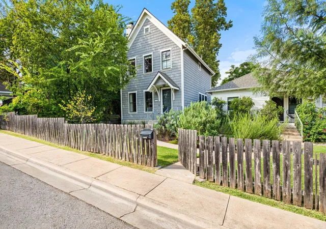 Photo 2 of Single family home for sale at 2110 E 9th Street, Austin, TX 78702 | MLS# 3891333 | Listing updated on 2026-10-01