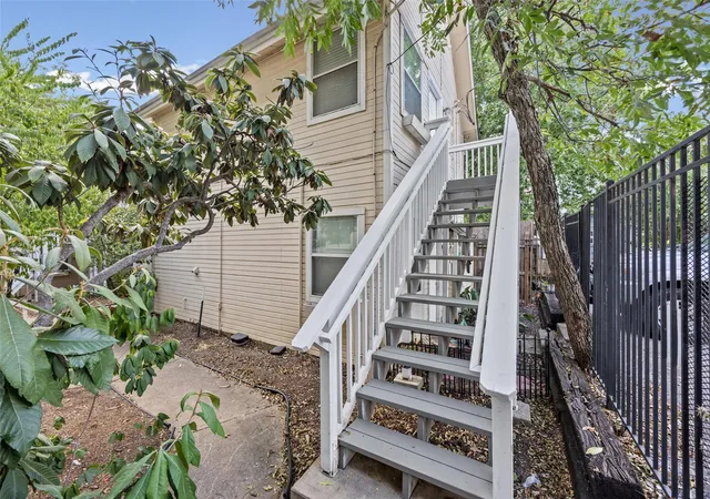 Listing Photo 4 - Condo for sale in building located at 1110 W 22Nd St, Austin, TX 78705 - Unit #12