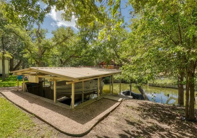 Photo 4 of Single family home for sale at 1943 Glencove Dr, Kingsland, TX 78639 | MLS# 2655598 | Listing updated on 2026-09-17