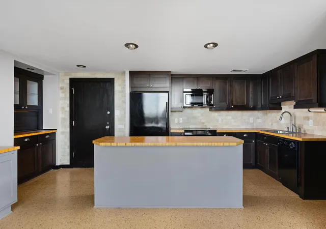 Listing Photo 4 - Condo for sale in building located at 1801 Lavaca St, Austin, TX 78701 - Unit #15M