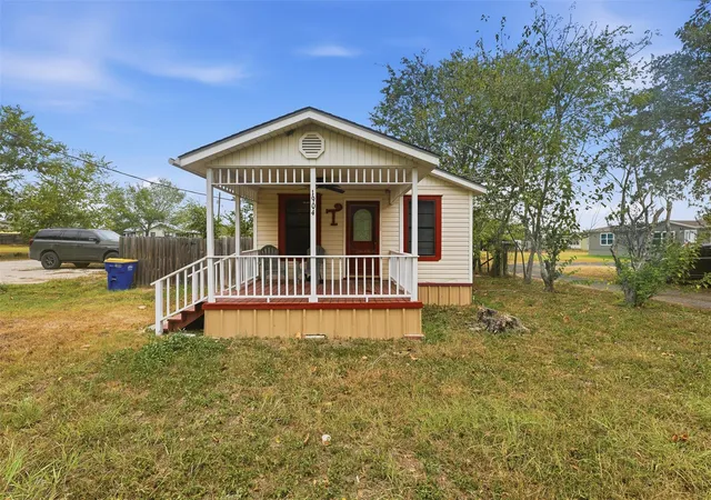 Photo 3 of Single family home for sale at 1904 Dreyer Ln, Gonzales, TX 78629 | MLS# 6577643 | Listing updated on 2026-09-30