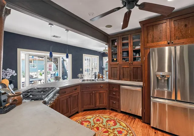 Photo 3 of Single family home for sale at 221 Park Ln, Austin, TX 78704 | MLS# 2213791 | Listing updated on 2026-10-26