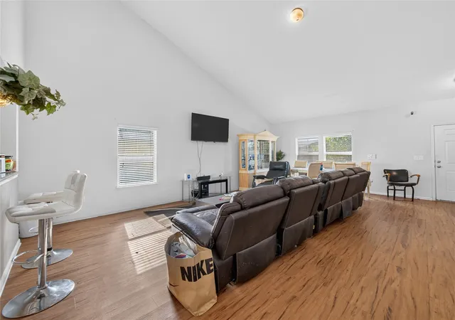 Photo 4 of Single family home for sale at 417 Foxglove Dr, Hutto, TX 78634 | MLS# 5243383 | Listing updated on 2026-10-21