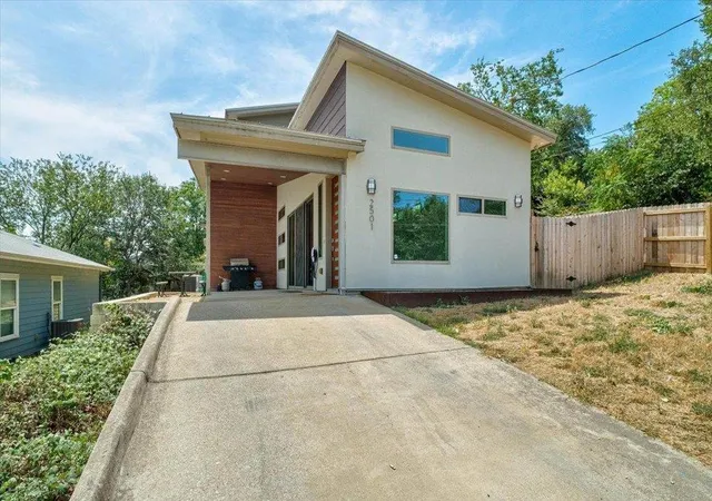 Photo 1 of Single family home for sale at 2501 E 9th Street, Austin, TX 78702 | MLS# 5573935 | Listing updated on 2026-10-06