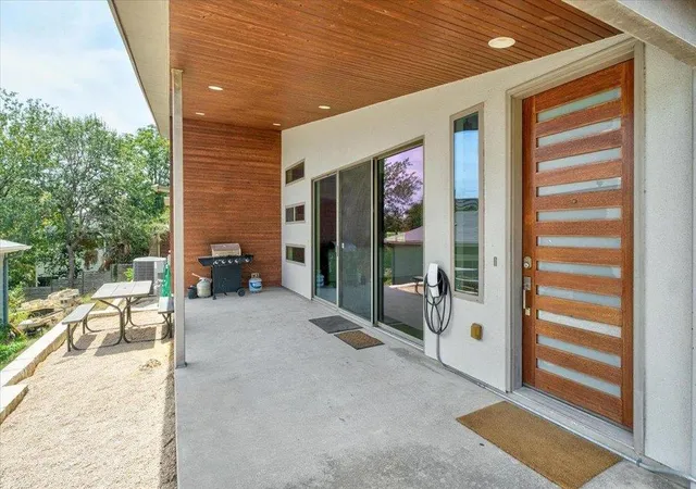 Photo 2 of Single family home for sale at 2501 E 9th Street, Austin, TX 78702 | MLS# 5573935 | Listing updated on 2026-10-06