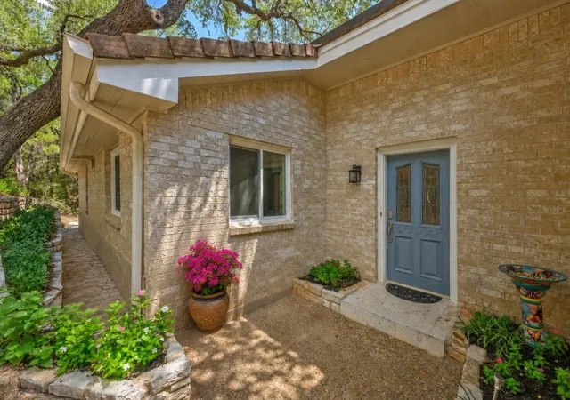 Photo 3 of Single family home for sale at 224 Hurst Crk Rd, Lakeway, TX 78734 | MLS# 2748918 | Listing updated on 2026-10-09