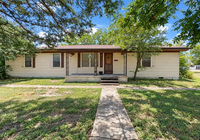 Photo 1 of Single family home for sale at 300 Elm S, Cameron, TX 76520 | MLS# 9071480 | Listing updated on 2026-10-05