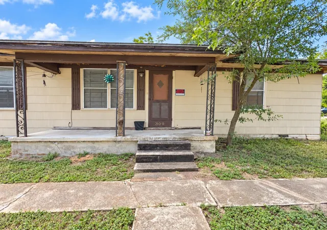 Photo 2 of Single family home for sale at 300 Elm S, Cameron, TX 76520 | MLS# 9071480 | Listing updated on 2026-10-05