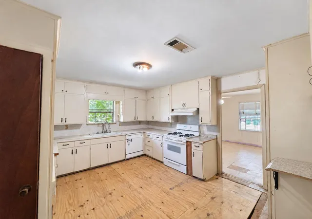 Photo 3 of Single family home for sale at 300 Elm S, Cameron, TX 76520 | MLS# 9071480 | Listing updated on 2026-10-05
