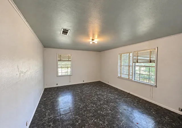 Photo 4 of Single family home for sale at 300 Elm S, Cameron, TX 76520 | MLS# 9071480 | Listing updated on 2026-10-05