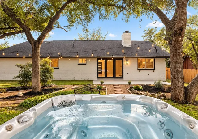 Photo 3 of Single family home for sale at 11819 Highland Oaks Trl, Austin, TX 78759 | MLS# 7629058 | Listing updated on 2026-10-28